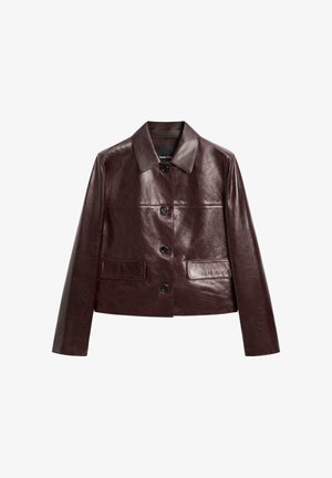 Veste en cuir bordeaux avec un col, fermeture à boutons sur le devant, deux poches poitrine et des manches longues. Texture lisse et coupe ajustée.