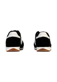 Sneakers in suede neri con accenti bianchi, tallone testurizzato e suola in gomma a contrasto. Design sportivo semplice per un look casual.