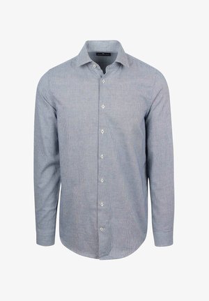 Langärmliges Herrenhemd mit kleinem blau-weißen Karomuster und knöpfbarem Ausschnitt auf einem weißen Hintergrund.