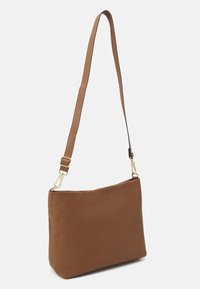 Brązowa skórzana torba na ramię o prostokątnym kształcie, regulowanym pasku i złotych ozdobach. Gładka faktura o minimalistycznym designie.