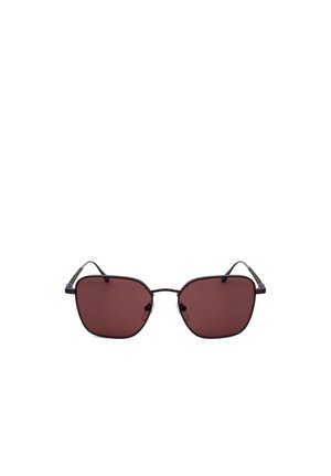 Occhiali da sole quadrati con lenti marrone scuro e sottili montature in metallo nero, mostrati su uno sfondo bianco.