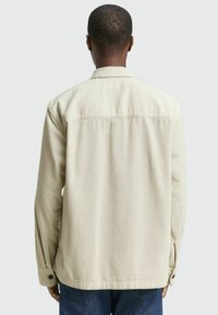 Lichtbeige corduroy jas met een button-down kraag, paspelzakken en ribbeltextuur, met een rechte snit en lange mouwen.
