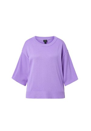 Lavendel kortärmige trui met een geribbelde textuur, ronde hals en een losse pasvorm. Gladde stof met een effen kleur en minimale details.