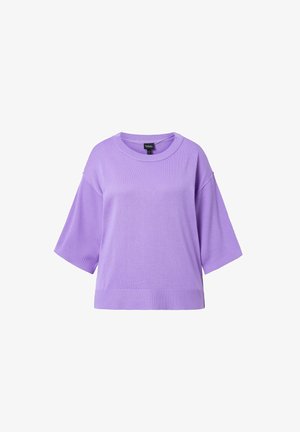 Lavendel kortärmige trui met een geribbelde textuur, ronde hals en een losse pasvorm. Gladde stof met een effen kleur en minimale details.