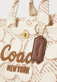 COACH MAXI SIGNATURE CARGO TOTE - Borsa a mano - sand