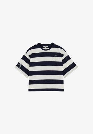 Navyblau-weiß gestreiftes T-Shirt mit kurzen Ärmeln, das ein kleines grünes gesticktes Motiv auf der Brust und eine Blume auf dem Ärmel zeigt.