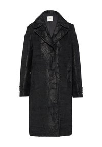 Manteau noir avec un motif texturé, doté d'un large col, de manches longues et d'une coupe droite. Le matériau semble lisse avec un léger éclat.