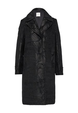 Czarny płaszcz z teksturowanym wzorem, z szerokim kołnierzem, długimi rękawami i prostym krojem. Materiał wydaje się gładki z delikatnym połyskiem.