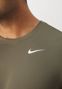 Nike Performance TEE RESET - Sport T-Shirt - medium olive