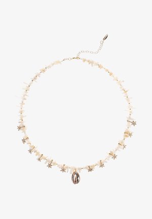 Collier en coquillage blanc avec des perles allongées, des accents dorés et des breloques en forme d'étoile de mer, avec un pendentif central en coquillage cauri. Longueur ajustable.