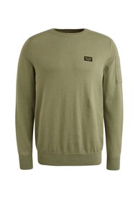 Pull en tricot vert olive à manches longues avec encolure ronde, poignets et ourlet côtelés, petite étiquette logo noire sur la poitrine, et détail de poche sur la manche gauche.