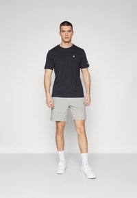 Champion BASICS BERMUDA - Rövidnadrágok - grey