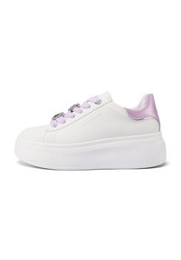 Sneakers platform bianchi in pelle con accenti di lacci viola, occhielli metallici e un tab sul tallone in lavanda lucida. Suola in gomma piatta e design semplice.