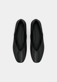Schwarze Lederballerinas mit glatter Textur, elongated Form und V-Ausschnitt-Design. Verfügt über minimale Nähte und ein elegantes Innenfinish.