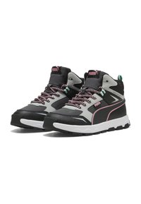 Schwarze und graue Sneakers mit gepolstertem Kragen, pinken Akzenten und strukturiertem Gummi-Außensohle; ausgestattet mit mehrfarbigen Schnürsenkeln und wasserabweisendem Design.