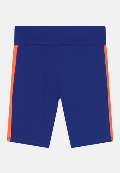 Calções de banho da marinha com riscas laterais laranja, feitos de um tecido stretch. Apresentam uma textura suave e uma cintura elástica para maior conforto.