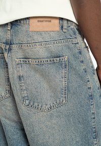 EIGHTYFIVE BAGGY - Shorts vaqueros - used sand