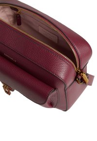 Borsa in pelle bordeaux con finitura testurizzata, zip e dettagli hardware dorati. Presenta un interno spazioso e una forma strutturata.