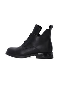 Černá kožená kotníková bota s kulatou špičkou, �šněrováním a elastickou boční částí. Disponuje nízkým, lesklým podpatkem a hladkým povrchem.