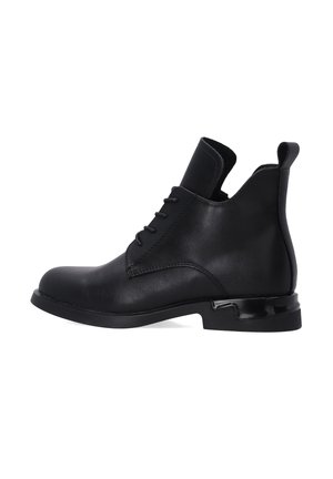 Černá kožená kotníková bota s kulatou špičkou, šněrováním a elastickou boční částí. Disponuje nízkým, lesklým podpatkem a hladkým povrchem.