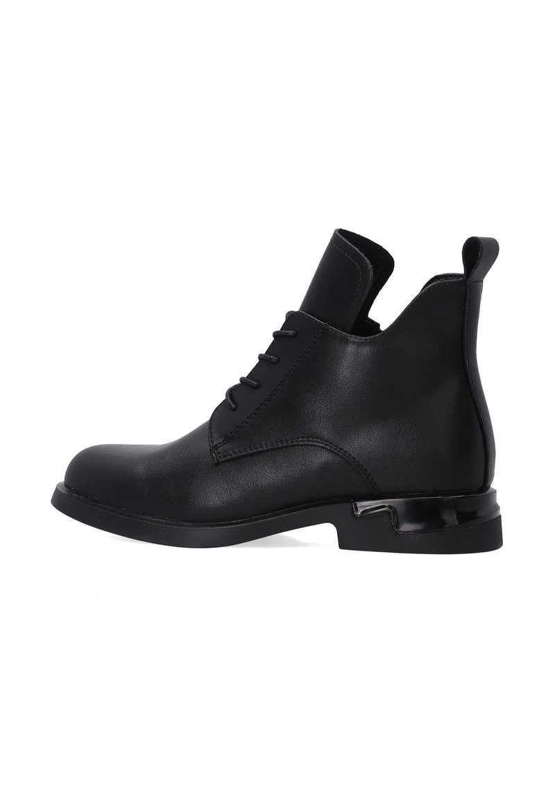 Černá kožená kotníková bota s kulatou špičkou, šněrováním a elastickou boční částí. Disponuje nízkým, lesklým podpatkem a hladkým povrchem.