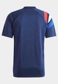 Donkerblauwe sportshirt met korte mouwen, met rood, wit en blauwe strepen op de rechter schouder. Glad, vochtafvoerend materiaal.