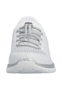 Chaussure de sport blanche avec texture tricotée, larges lacets argentés solidement fixés par une fermeture métallique, et semelle blanche épaisse.