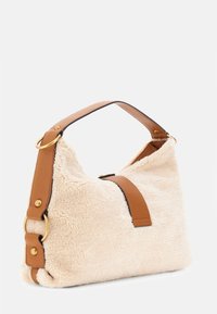 Kabelka z krémového umělého kožíšku s texturou, se hnědým koženým popruhem a detaily, vybavená kováním ve zlaté barvě a zapínáním na zip.