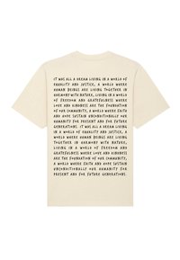 T-shirt en coton couleur crème avec du texte manuscrit noir au dos, portant une citation sur l'égalité, la justice et les valeurs communautaires.