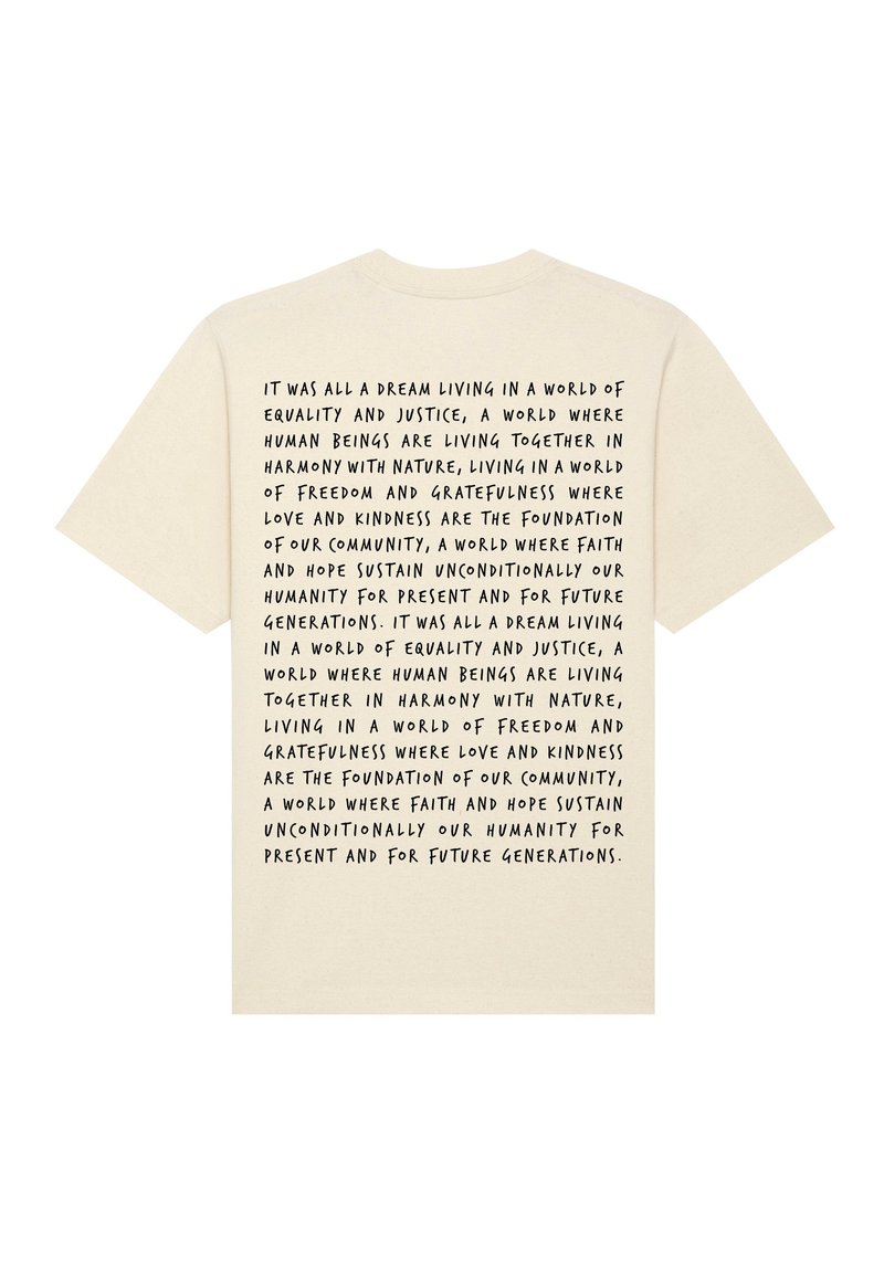 T-shirt en coton couleur crème avec du texte manuscrit noir au dos, portant une citation sur l'égalité, la justice et les valeurs communautaires.