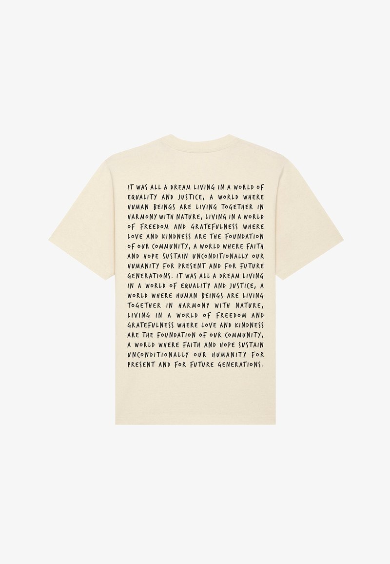 Crèmekleurig katoenen t-shirt met op de achterkant zwart handgeschreven tekst met een citaat over gelijkheid, rechtvaardigheid en gemeenschapswaarden.