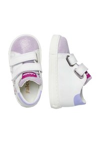 Sneakers bianchi per bambini con punta glitterata viola, doppie cinghie in velcro, e piccoli dettagli viola sui lati. Materiali in pelle e gomma.