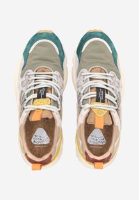 Sneakers z mieszanką zielonych, beżowych i brązowych materiałów z teksturowaną cholewką, okrągłym noskiem i wzorzystą wkładką. Jasnopomarańczowe akcenty.