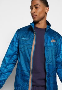 Nike Sportswear Corta-vento - dark blue