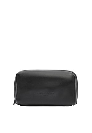 Trousse de toilette rectangulaire en cuir noir avec une texture lisse, dotée d'une fermeture à glissière sur le dessus et d'un logo en relief à l'avant.