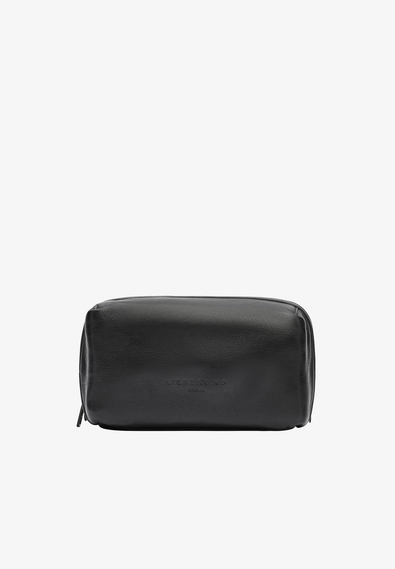 Trousse de toilette rectangulaire en cuir noir avec une texture lisse, dotée d'une fermeture à glissière sur le dessus et d'un logo en relief à l'avant.