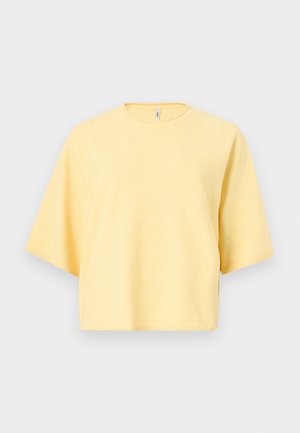 Maglia gialla a maniche corte realizzata in tessuto morbido con vestibilità rilassata, scollo rotondo e dettagli costinati ai bordi. Nessun motivo o accessorio visibile.