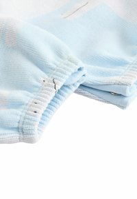 Lichtblauwe gebreide stof met elastische band, met een subtiel wit patroon en zichtbare stiksels. Zachte textuur die geschikt is voor kleding.