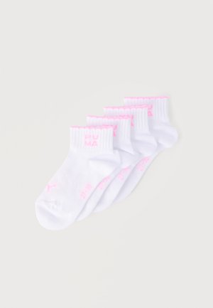 Cinci perechi de șosete albe până la gleznă cu logo și accente roz Puma, așezate într-un rând diagonal pe un fundal deschis.