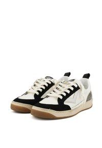 Sneaker bianche e nere con materiali in suede e pelle, dotate di una suola in gomma texturizzata color tan e spalle in grigio a contrasto.