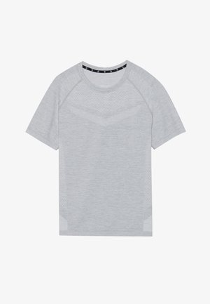 Camiseta deportiva en gris claro con mangas cortas, que presenta paneles de malla texturizada en los hombros, un escote redondo y acentos de diseño sin costuras.