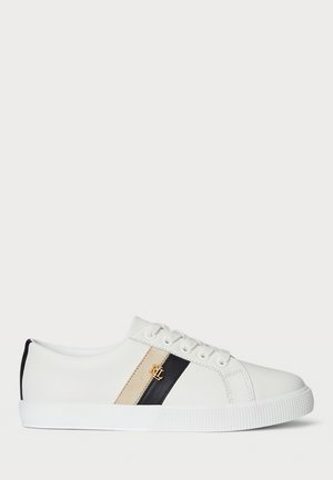 Biały niski sneaker z beżowymi i czarnymi paskami po bokach, złotym logo "RL", białymi sznurówkami i teksturowaną białą gumową podeszwą.