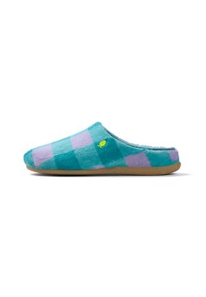 Zapatilla de casa azul y morada a cuadros, tipo slip-on, con suela suave color cuero claro y un pequeño emblema verde de pez en el lateral.