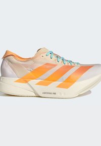 Lichtgewicht hardloopschoen in beige met oranje strepen, lichtblauwe veters en een dikke witte zool met het label Lightstrike Pro.