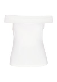 Off-the-shoulder hvid top lavet af glat stof, med en lige halsudskæring og tætsiddende design. Ingen mønstre eller pynt er til stede.