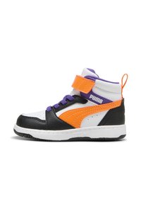Sneakers alte con pelle nera, pannelli sintetici bianchi, accenti arancioni e viola, e chiusura a strappo in velcro.