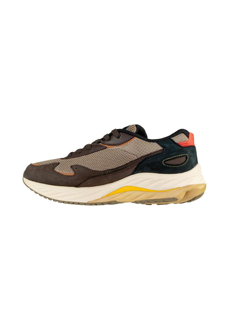 Sneaker con tomaia in suede marrone e rete, accentuazione gialla attorno alla suola, tallone nero e dettagli arancioni. Presenta un design con lacci e suola imbottita.