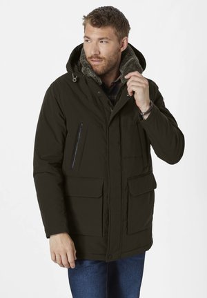 Dunkelgrüne isolierte Parka mit einer Reißverschlusstasche auf der Brust, zwei Fronttaschen und einer Kapuze, die mit Kunstfell gefüttert ist. Druckknopf- und Reißverschlussöffnung.