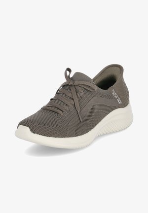 Graue gestrickte Sportschuhe mit strukturiertem Obermaterial, weißer Sohle und kontrastierenden Akzenten. Verfügt über eine Schnürung vorne und einen gepolsterten Kragen.