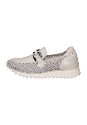 Scarpe slip-on grigio chiaro con dettagli in pelle liscia e rete, caratterizzate da una fibbia decorativa e una suola testurizzata per una buona aderenza.